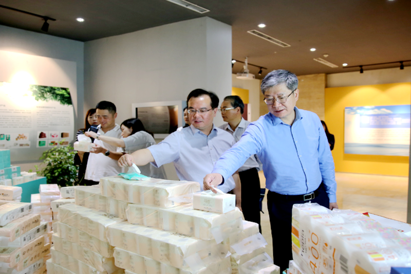 2019年 5月22日，时任浙江省社会组织综合党委专职副书记、省民政厅社会组织管理局局长蔡国华莅临8868体育官网首页入口调研企业发展情况和党建工作