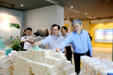 2019年 5月22日，时任浙江省社会组织综合党委专职副书记、省民政厅社会组织管理局局长蔡国华莅临8868体育官网首页入口调研企业发展情况和党建工作